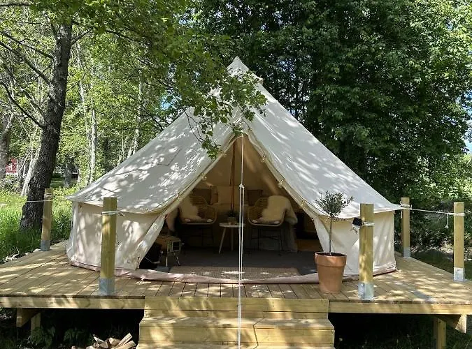 Glampingtaelt, Privat Omrade, 3 Mil Utanfoer Oerebro