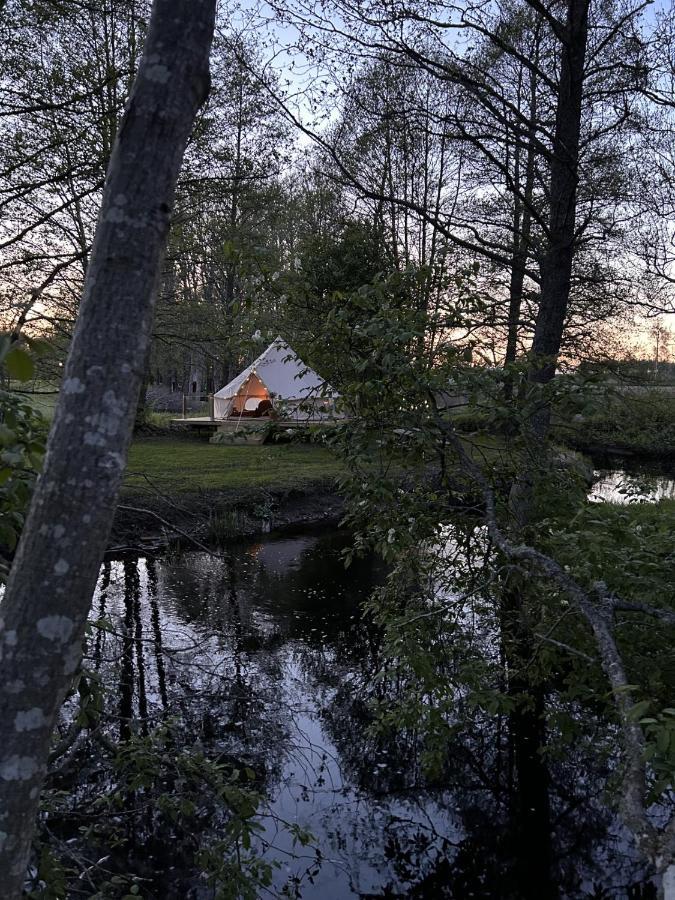 Glampingtaelt, Privat Omrade, 3 Mil Utanfoer Oerebro Luxury tent Fjugesta